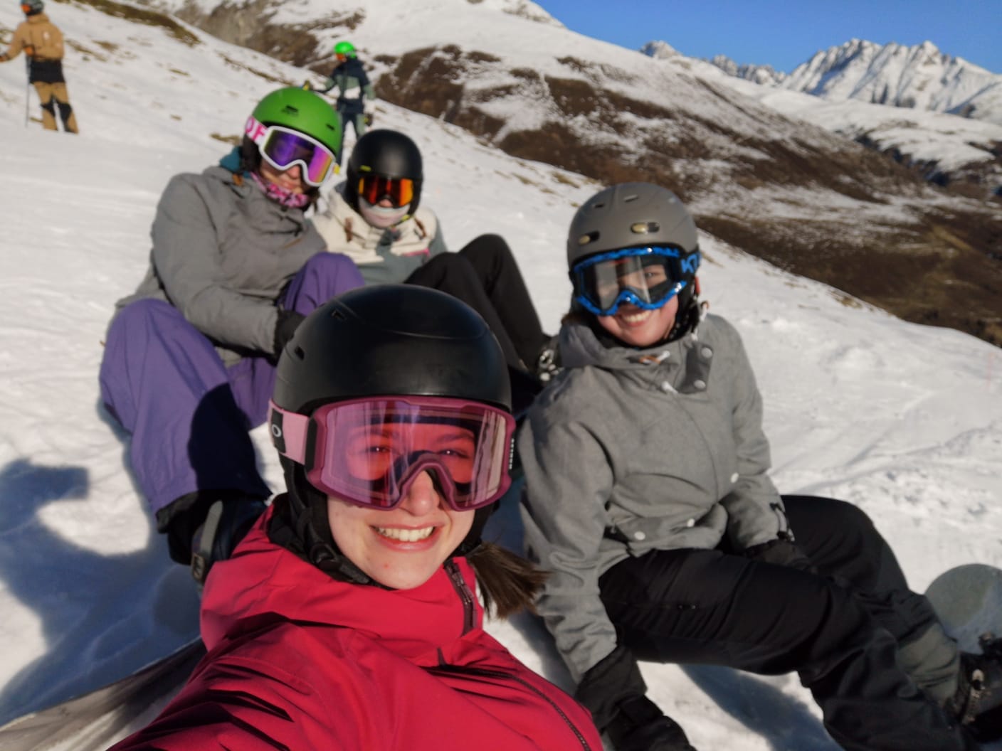 Das Bild zeigt ein Selfie von vier Pfadfinderinnen, die gemeinsam Skifahren.