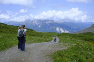Das Bild zeigt ein paar Pfadfinderinnen, die auf einem Bergweg dem Marienwallfahrtsort Ziteil entgegengehen.