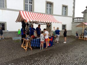 Das Bild zeigt Pfadfinder, die einen Stand am Weltfamilientag in Einsiedeln betreuen.