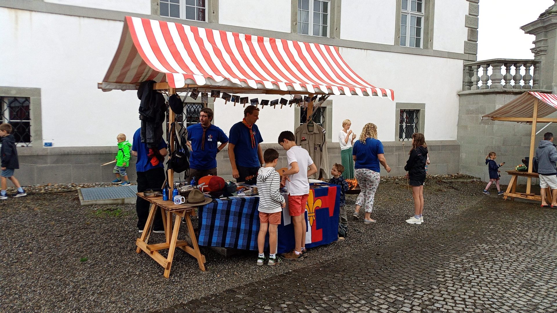 Das Bild zeigt Pfadfinder, die einen Stand am Weltfamilientag in Einsiedeln betreuen.